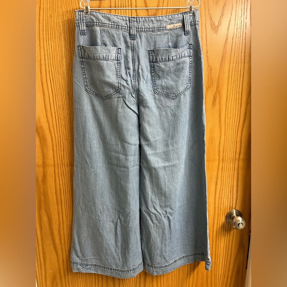 Level 99 Anthropologie light wash - Picture 5 of 9